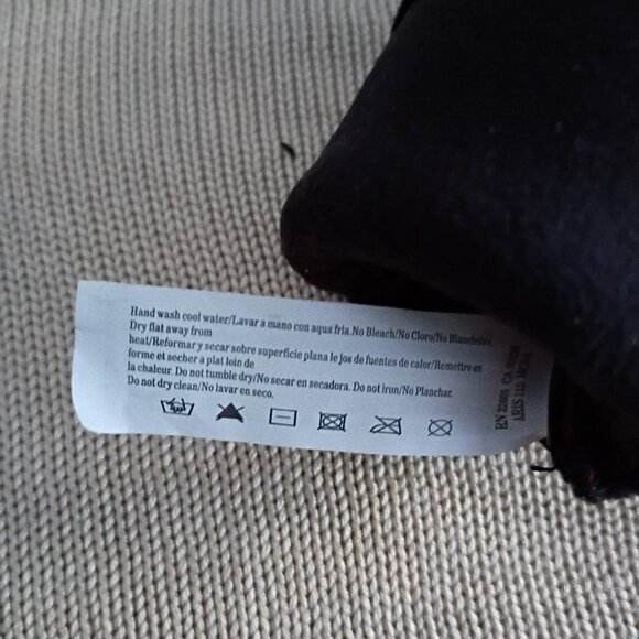 Isotoner Red and Black Valentines Day Red Stretch Gloves New Never Worn NWT - Picture 6 of 6